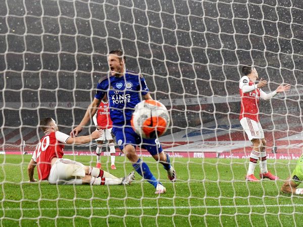 Vardy frena al Arsenal de Arteta