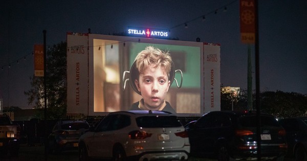 Stella Artois revive la experiencia del autocine en Paraguay