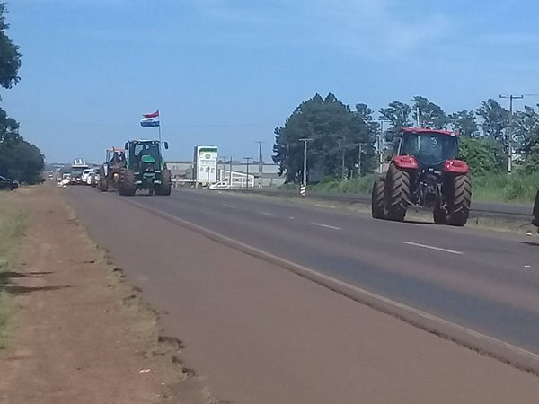 Colonos levantan tractorazo luego de diálogo - Campo 9 Noticias