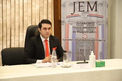 Se burlan de lectura de diputado miembro del Jurado