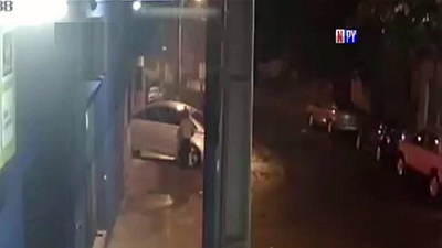Auto impacta contra vivienda y propietario se salva de milagro