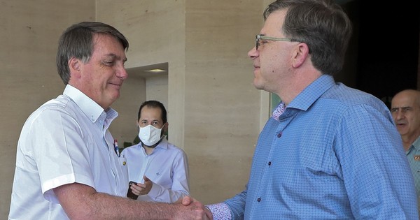 Jair Bolsonaro, enfermo pero desafiante ante el COVID-19, que sigue expandiéndose