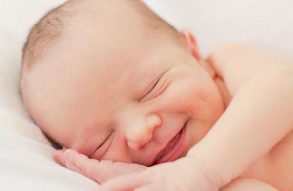 La insólita imagen de un bebé que nació agarrado al dispositivo anticonceptivo de su madre - SNT