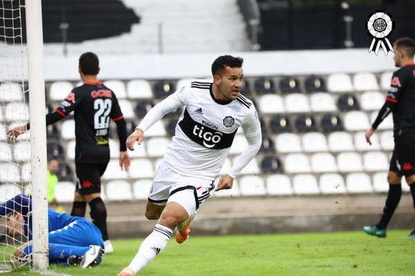 Con un 'hat-trick' de Camacho, Olimpia goleó a San Lorenzo