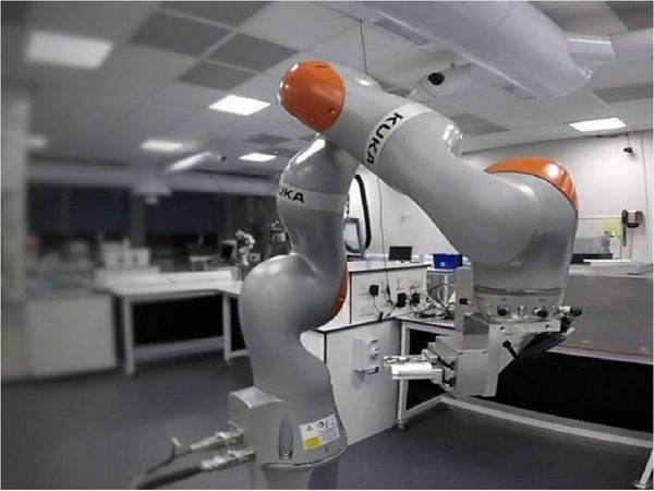Crean un "robot científico" capaz de realizar experimentos de laboratorio