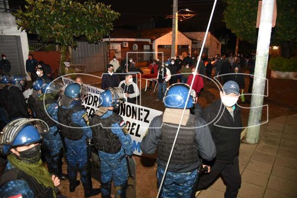 Ñembyenses se manifestan frente a la casa de Sandra Quiñónez, exigiendo celeridad en investigaciones  - Nacionales - ABC Color