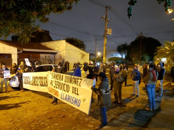Escrachan a Quiñónez por denuncia que duerme contra Lanzoni