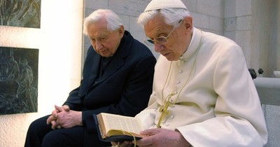 Benedicto XVI siguió funeral de su hermano por live stream