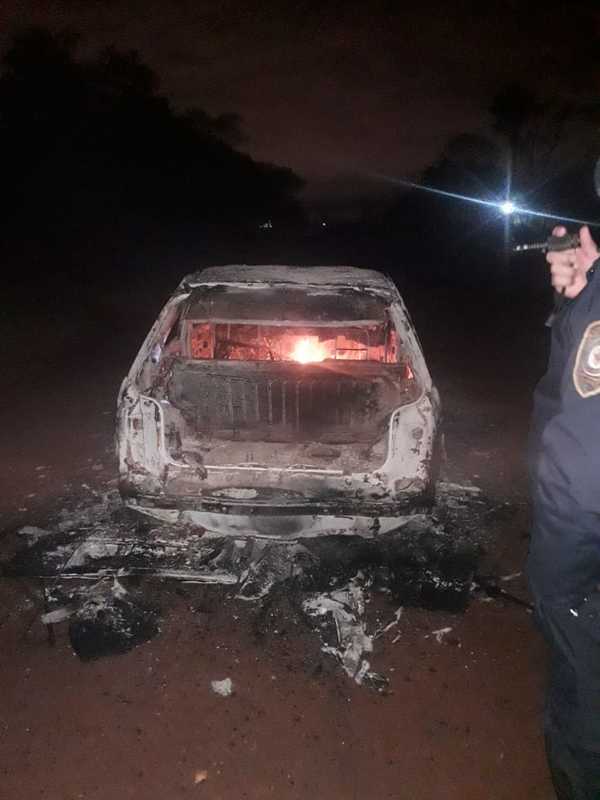 Vehículo ardió en llamas y chófer desapareció
