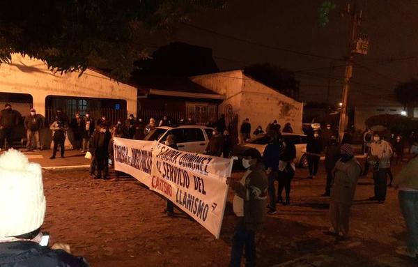 Vecinos de Ñemby protestaron frente a la casa de la Fiscal General del Estado