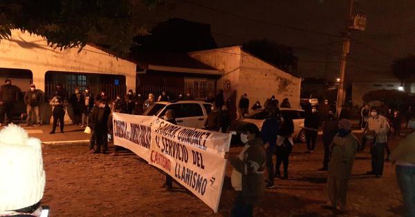 Vecinos de Ñemby protestaron frente a la casa de la Fiscal General del Estado