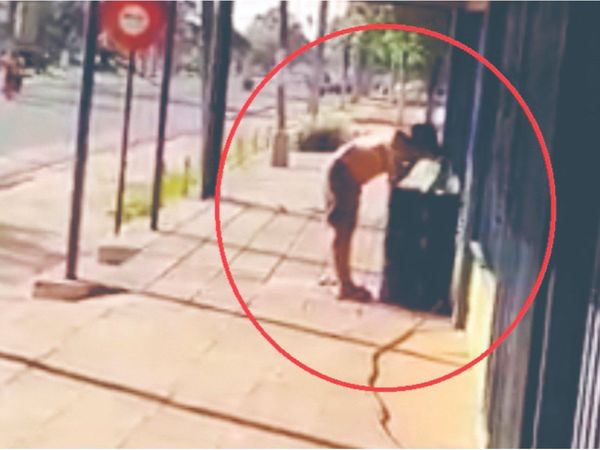 Roban jabones de lavamanos: algunos se afeitan y bañan allí