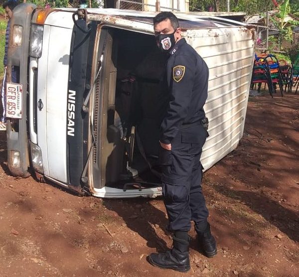 Perdió los frenos y volcó