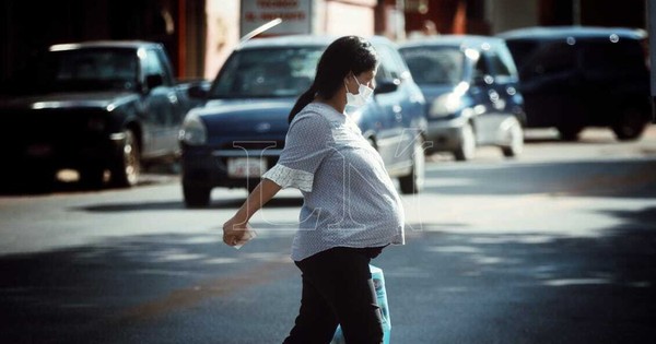 Las embarazadas pueden transmitir COVID-19 a sus bebés, según estudio