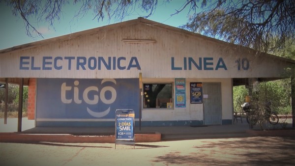Dos sujetos asaltaron un local comercial y a un cliente en Loma Plata