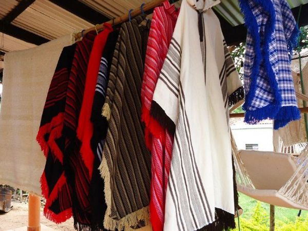 'Ña Muñeca', la fabricante de ponchos en San Miguel