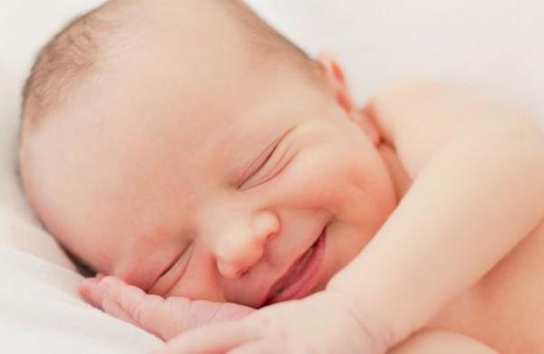 La insólita imagen de un bebé que nació agarrado al dispositivo anticonceptivo de su madre - C9N