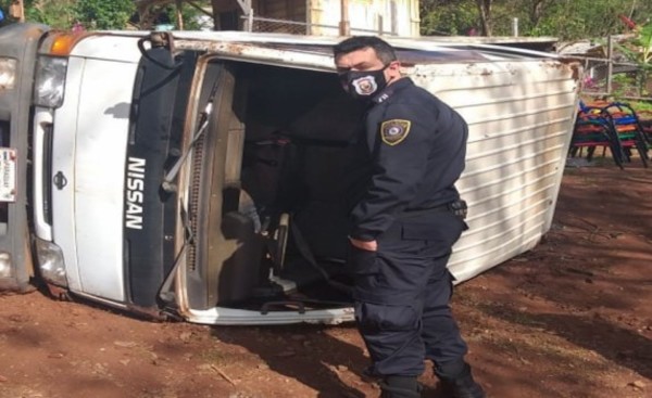 Quedó sin frenos, perdió el control y terminó volcando