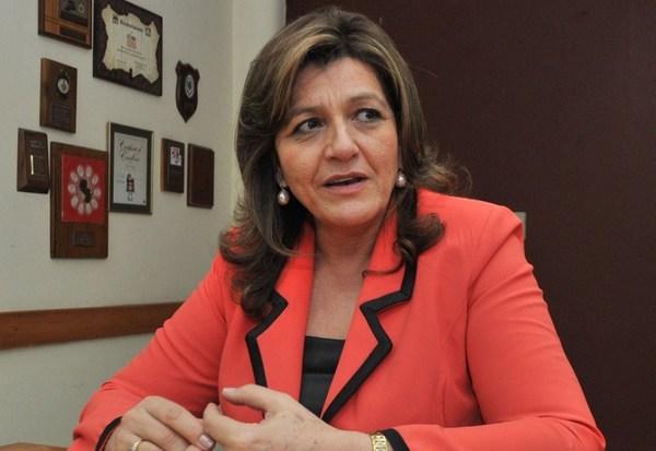 Senadora defiende a Mazzoleni: “Mediante su liderazgo se equiparon hospitales a pesar de las carencias” - ADN Paraguayo