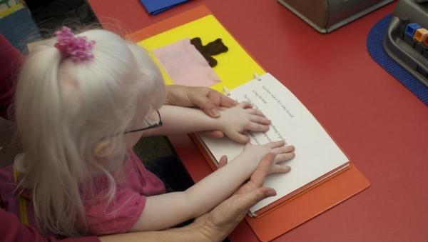 Preparan libros inclusivos de cuentos clásicos infantiles en Braille