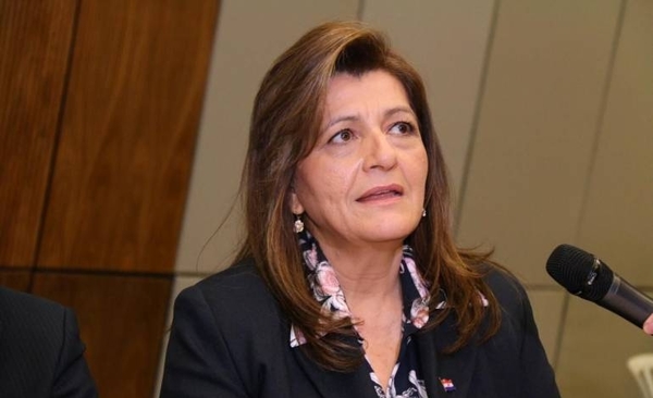 HOY / La senadora Blanca Ovelar, defiende la gestión del ministro de Salud, Julio Mazzoleni
