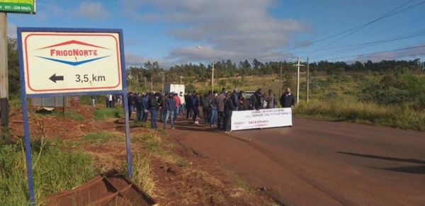 Trabajadores de frigorífico exigen poder volver a trabajar