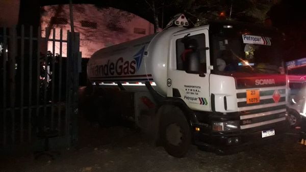 Reportan un muerto y varios heridos por la explosión en un taller mecánico en Villa Elisa