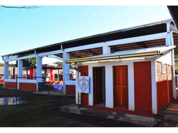 Encarnación inaugura obras millonarias en una escuela