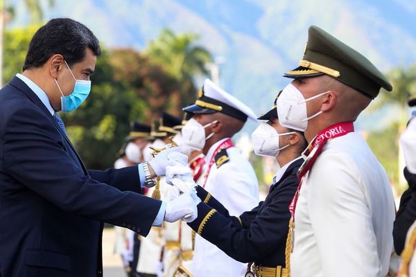 Por temor a conspiración, Maduro ratifica a militares - Mundo - ABC Color