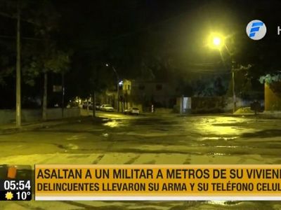 Entre tres desarmaron a militar a una cuadra de su departamento