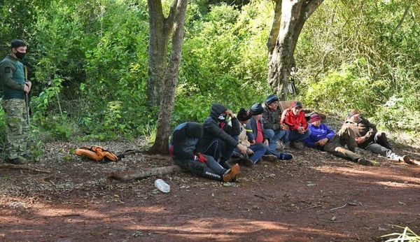 Detienen a ocho contrabandistas en reserva de Itaipú - ABC en el Este - ABC Color