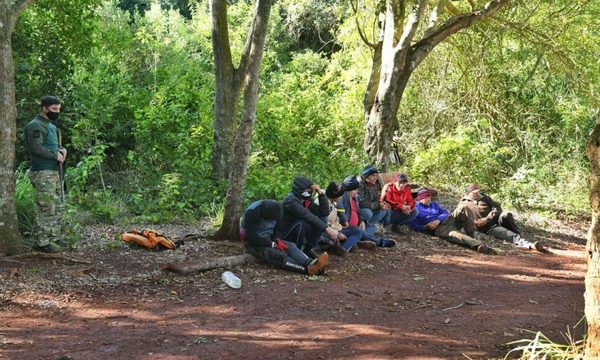 Capturan a 8 estibadores que preparaban cargas para llevar de contrabando al Brasil – Diario TNPRESS
