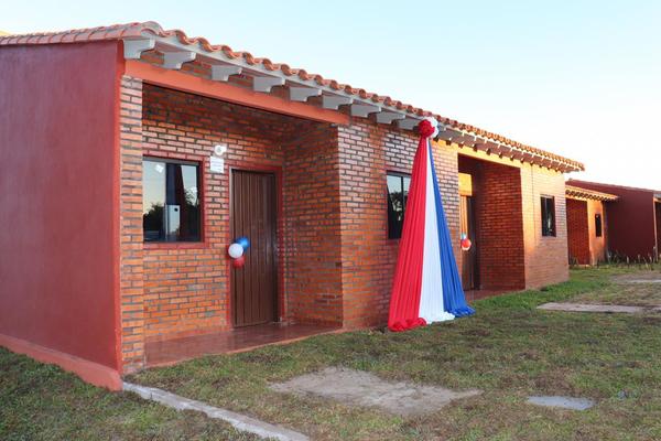 Gobierno entrega 76 casas a jefas de hogar y personas con discapacidad en Ayolas - El Trueno