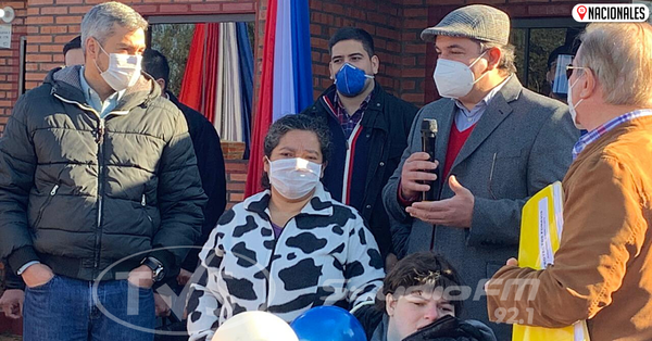 Gobierno entrega 76 casas a jefas de hogar y personas con discapacidad en Ayolas
