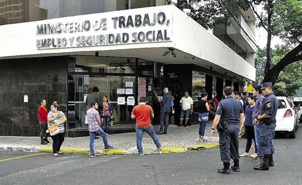 Dura realidad del mundo laboral: Aproximadamente 400 mil personas están buscando trabajo, dice experto - ADN Paraguayo