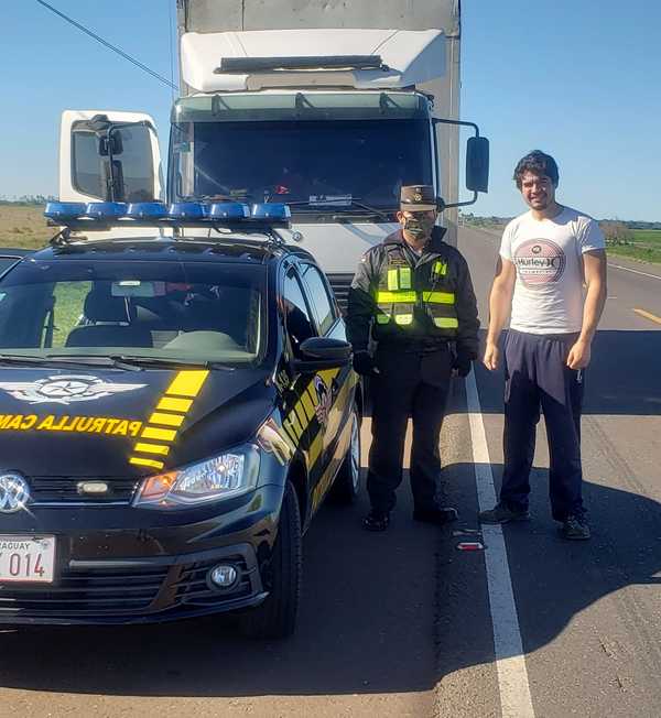 Viralizan a oficial de Caminera por ayudar a un hombre que quedó sin combustible y sin señal - Megacadena — Últimas Noticias de Paraguay