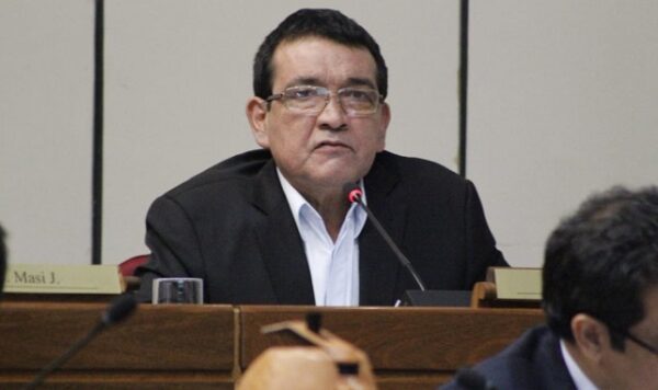 Senador denuncia compra sobrefacturada de medicamentos en IPS