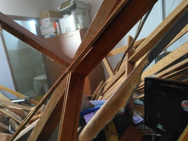 Tres heridos tras derrumbe en la Fiscalía de Caazapá