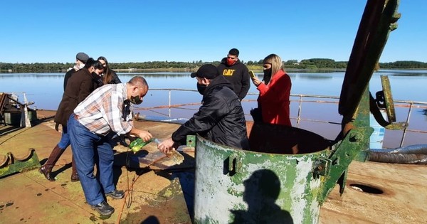 Emplazan a dueño de buque varado ante posible desastre ecológico en Itapúa