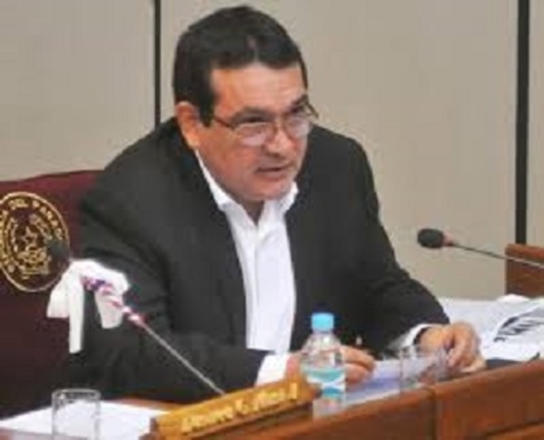 Senador denuncia compra irregular de medicamentos.