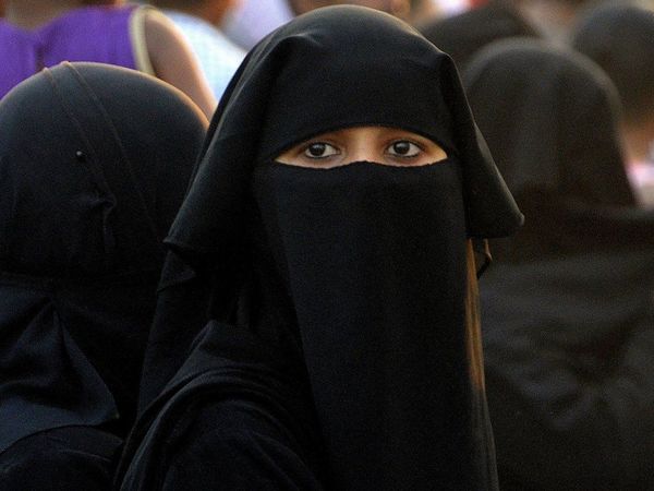 Polémica en Indonesia por imponer el velo a las mujeres contra el coronavirus