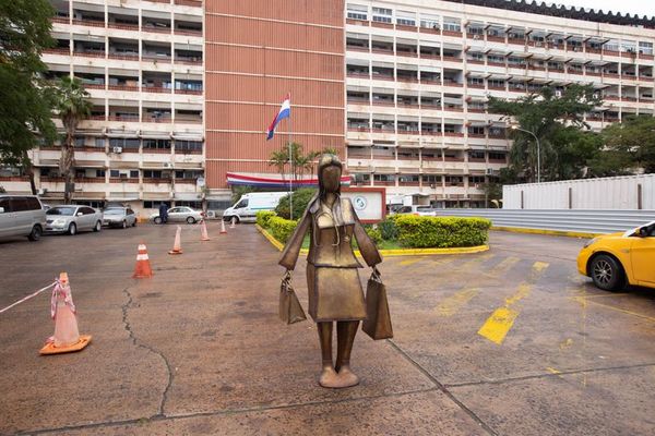 Estatuas de “Perlita”, “Niñera de oro” y “Casero de oro” como iniciativa para concienciar sobre la corrupción  - Nacionales - ABC Color