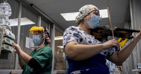 La enfermera y su violín dan una nota de aliento a pacientes de COVID-19 en Chile