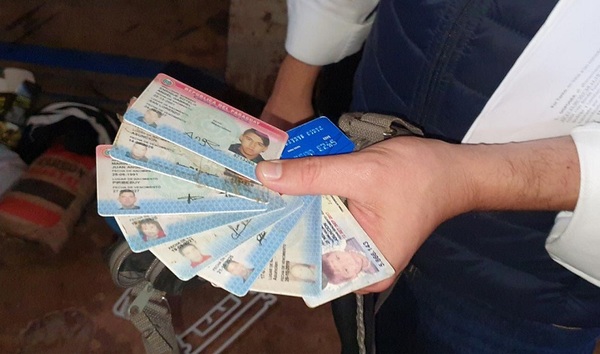Detienen a traficante que recibía cédulas de identidad como garantía de pago