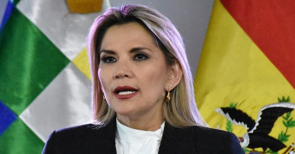 Presidenta de Bolivia da positivo al covid-19