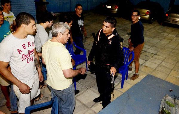 Jueza libera a policía procesado por el ataque al local del Partido Liberal - Nacionales - ABC Color