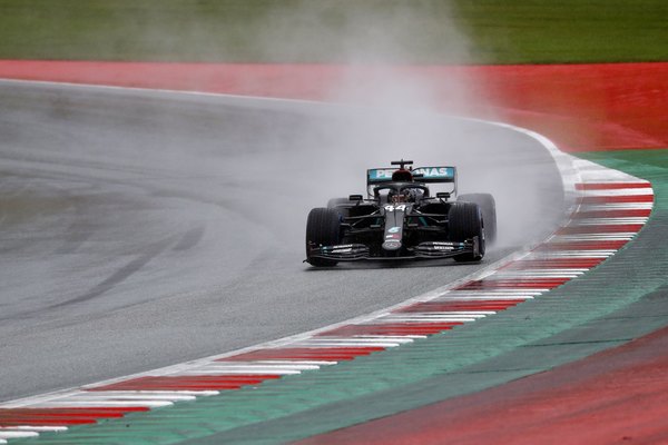 Hamilton brilla bajo la lluvia y logra la pole del GP de Estiria