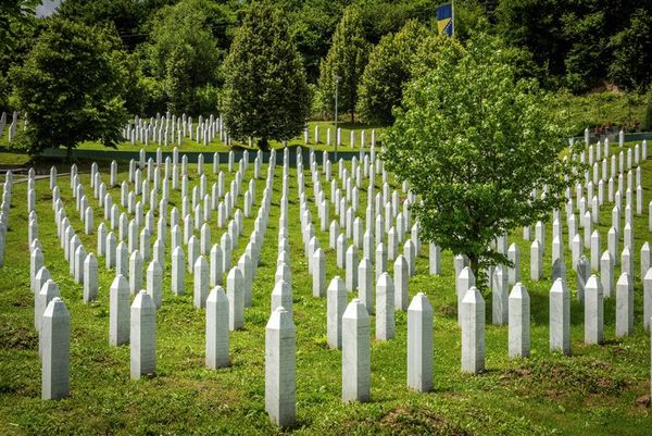 Dolor y mensajes de reconciliación al recordar a las víctimas de Srebrenica - Mundo - ABC Color