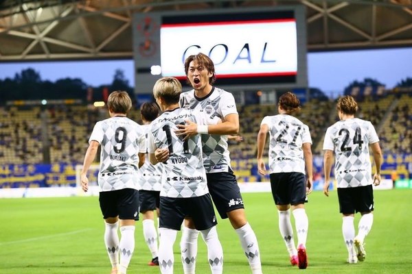 El primer partido de fútbol a puertas abiertas recibió a 4.263 espectadores