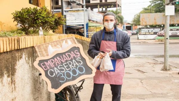 Vende empanadas con bailecito incluido y tiene como meta ser psicólogo - PARAGUAYPE.COM